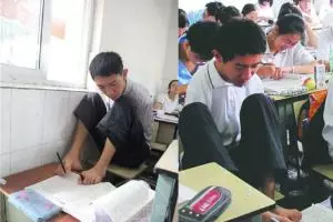 Siswa tanpa tangan ini berjuang mati-matian untuk bisa kuliah