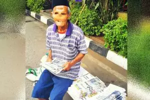 Kakek penjual koran semangat mencari nafkah meski fisik renta