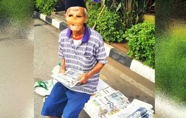 Kakek penjual koran semangat mencari nafkah meski fisik renta