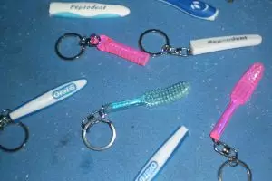 Limbah sikat gigi dikreasi jadi gantungan kunci unik, kreatif!