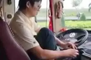 Aksi sopir bus memakai sepatu saat kendaraan melaju kencang