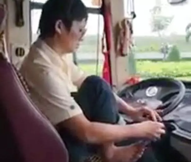 Aksi sopir bus memakai sepatu saat kendaraan melaju kencang