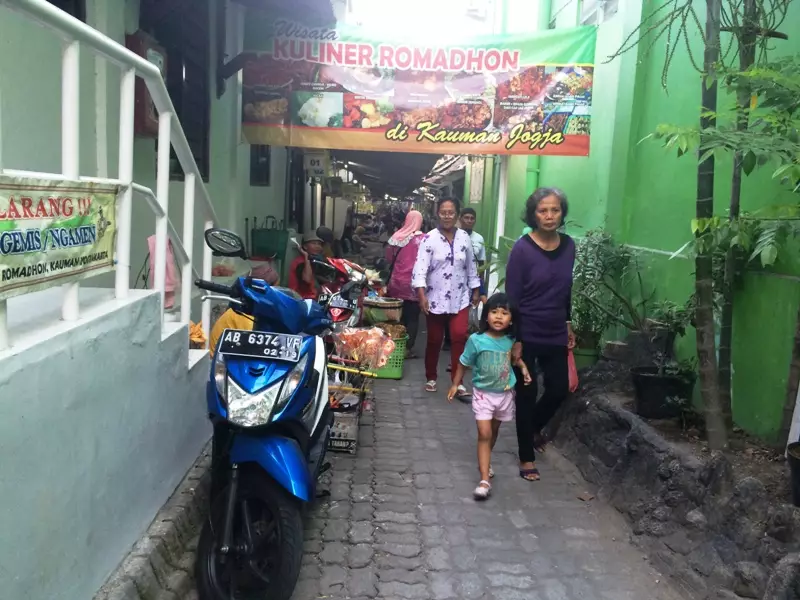 Cerita berburu takjil dari sebuah gang di RW 10 