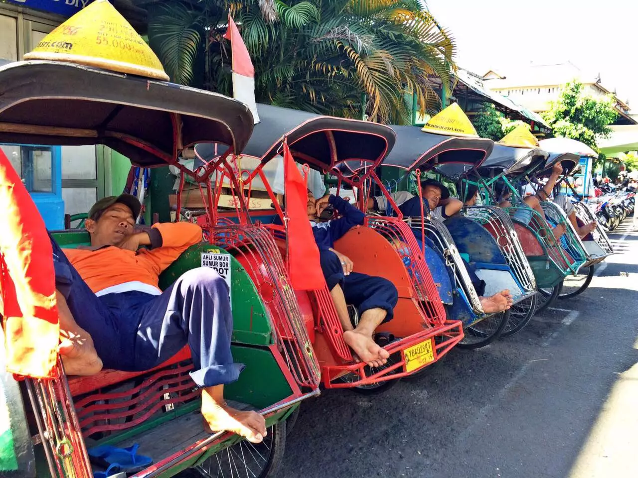 Potret para tukang becak tertidur di tengah kerasnya perjuangan mereka