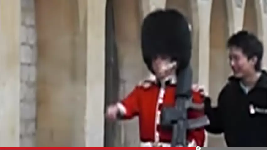 Godain pasukan pengawal, kabur ditodong senapan mesin!