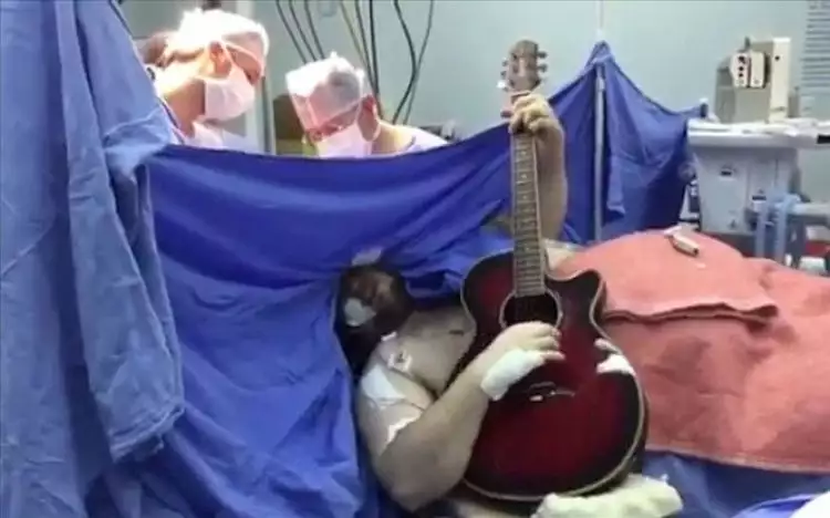 Sedang dioperasi dokter, pria ini malah main gitar lagu The Beatles