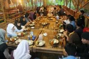 5 Hal yang pernah kamu alami ketika sering diundang acara buka bersama