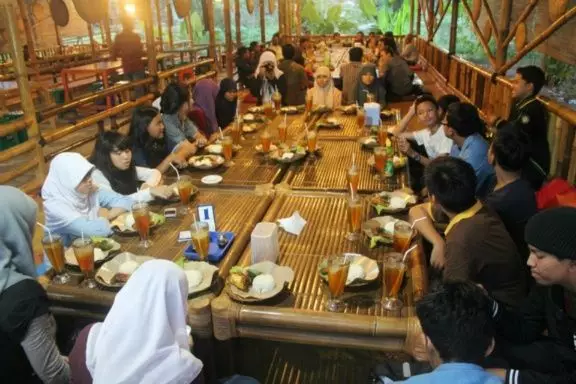 5 Hal yang pernah kamu alami ketika sering diundang acara buka bersama