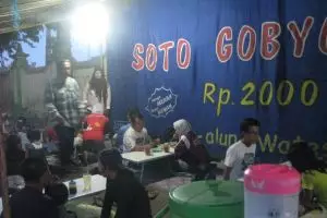 Bawa uang Rp 2.000, kamu sudah bisa kenyang makan di warung soto ini