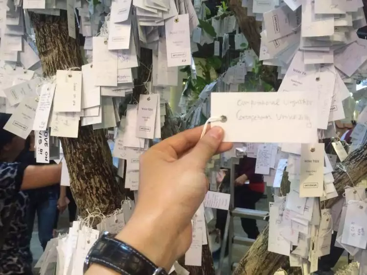 Ribuan harapan tergantung di pohon harapan karya Yoko Ono 