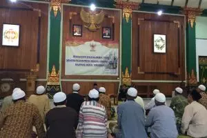 Seusai bekerja, tukang becak ini ikuti pesantren Ramadan, subhanallah!
