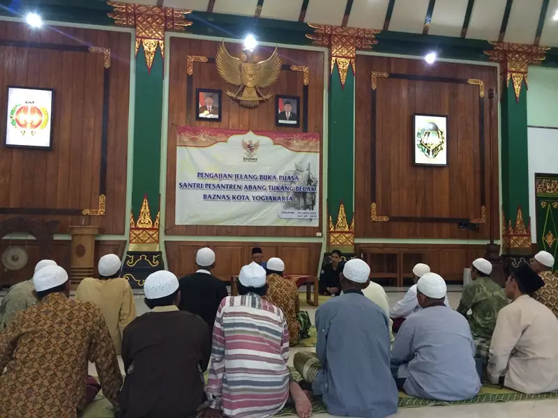 Seusai bekerja, tukang becak ini ikuti pesantren Ramadan, subhanallah!