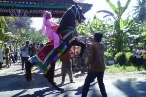 Ngabuburit unik di Purworejo, naik kuda jumping