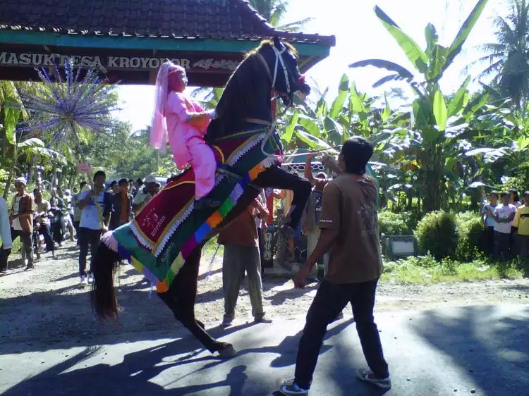 Ngabuburit unik di Purworejo, naik kuda jumping