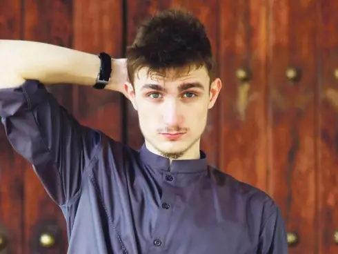 7 Hal yang mesti kamu tahu tentang imam ganteng yang hebohkan netizen