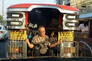 Kasihan, kakek yang lelah ini terpaksa duduk di pintu angkot