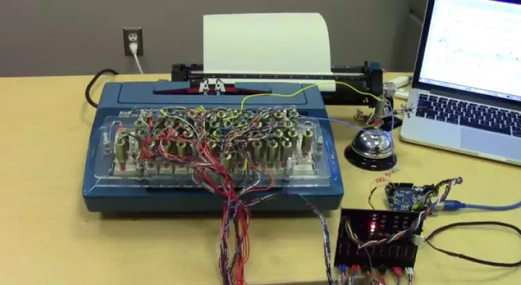 VIDEO: Mesin ketik jadul 'bermetamorfosis' jadi printer