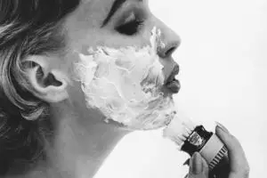 Wanita mencukur bulu wajah? Why not?