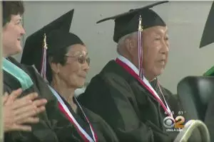 Pasangan ini baru di wisuda saat berumur 90 tahun