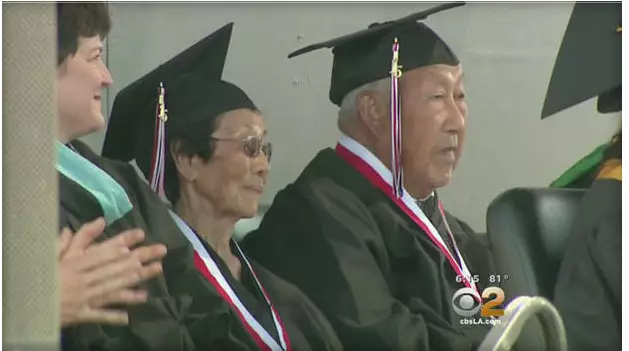 Pasangan ini baru di wisuda saat berumur 90 tahun