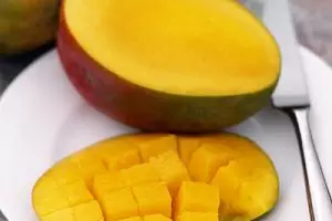 VIDEO: Cara asik mengupas buah mangga, silakan dicoba!