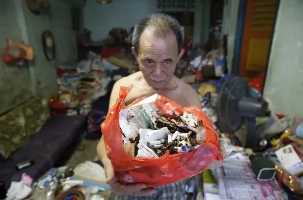 Nggak mandi 10 tahun, tubuh lansia ini dikerubungi kutu &amp; kecoak