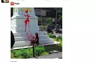 Tugu Jogja dicoret bule asing, netizen marah