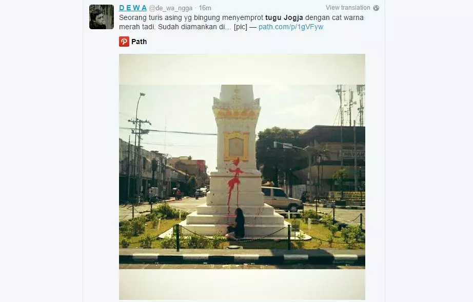 Tugu Jogja dicoret bule asing, netizen marah