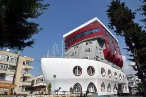 Rumah kapal ini keren banget, arsitekturnya bikin warga melongo