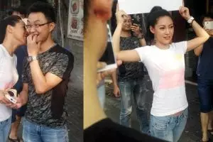 Kampanye unik, tukar sebungkus rokok dapat ciuman gadis cantik