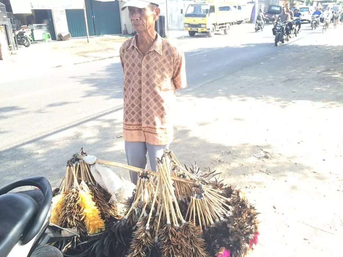 Mbah Arjo, terus berjalan menjual sulak meski tubuh gemetaran
