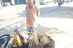 Mbah Arjo, terus berjalan menjual sulak meski tubuh gemetaran