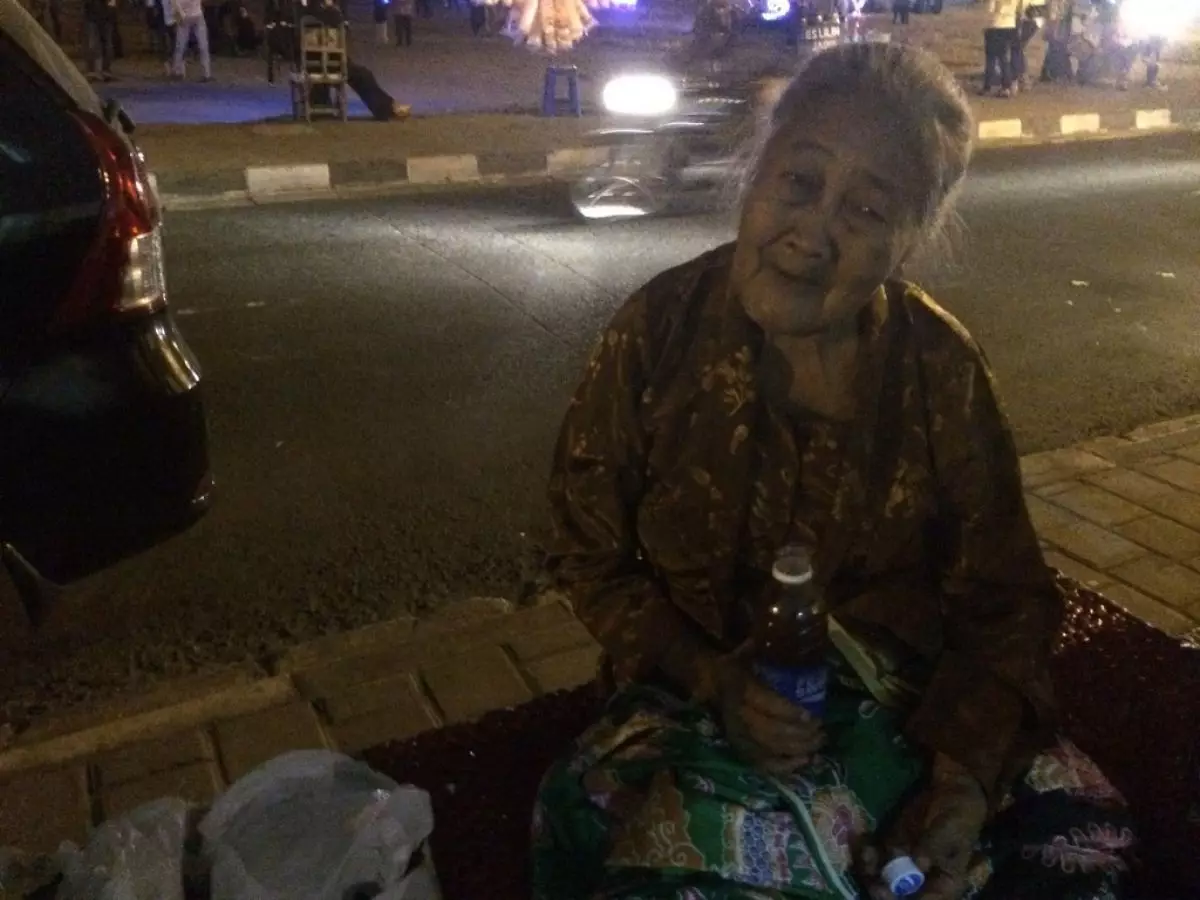 Umur 85 tahun, mbah Mitro masih semangat jualan hingga tengah malam