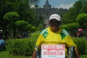 Pria ini keliling Indonesia dengan kursi roda membawa misi mulia