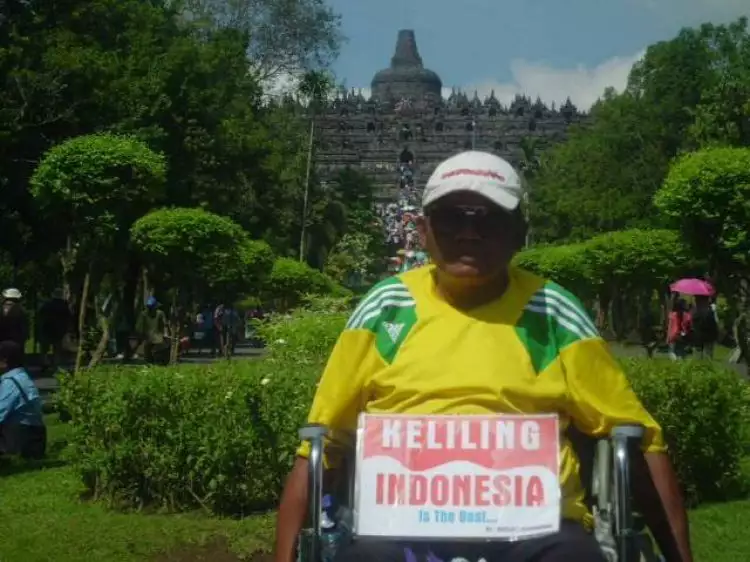 Pria ini keliling Indonesia dengan kursi roda membawa misi mulia