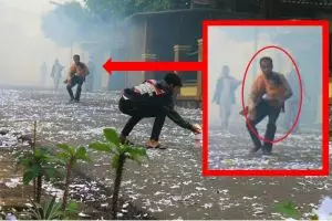 Duh...pria ini ledakkan petasan sambil gendong anak bayi