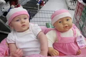 Lucu, 10 bayi ini mirip banget dengan boneka kesayangannya!