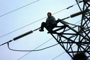 Tak dibelikan motor untuk Lebaran, remaja ini nekat panjat sutet