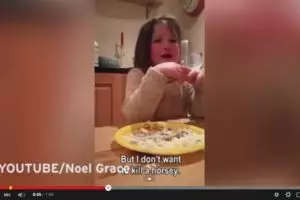 Gadis kecil ini mengajari kita untuk sayang binatang