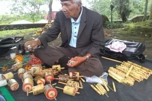 Kegigihan Mbah No, tetap mengais rezeki berjualan seruling dan mainan