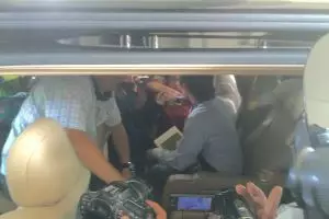 Keluar dari Wirogunan, Pacman dapat oleh-oleh batik, akik dan syal 