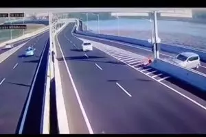 VIDEO: Begini jadinya bila ugal-ugalan di jalan tol