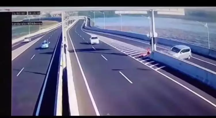 VIDEO: Begini jadinya bila ugal-ugalan di jalan tol
