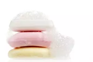 5 Alasan kenapa kamu jangan mencuci muka pakai sabun batang, bahaya!