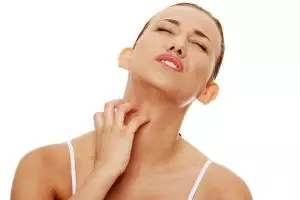 Kalau tenggorokanmu gatal jangan leher yang digaruk, tapi telinga