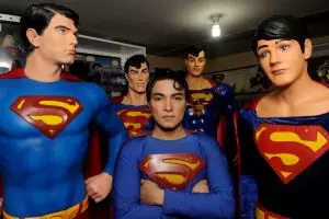 5 Pria ini lakukan operasi plastik demi mirip tokoh idola