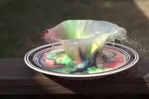 VIDEO: Hasil pencampuran sabun cair dengan susu, luar biasa indah!