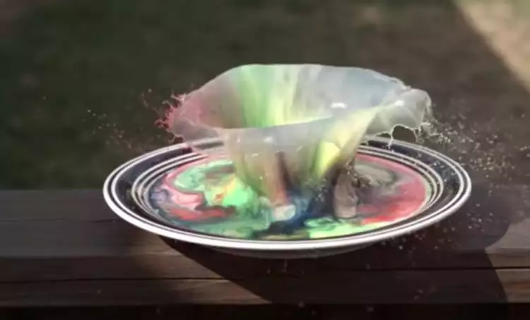 VIDEO: Hasil pencampuran sabun cair dengan susu, luar biasa indah!