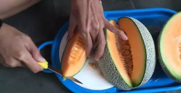 VIDEO: Cara sederhana mengupas melon