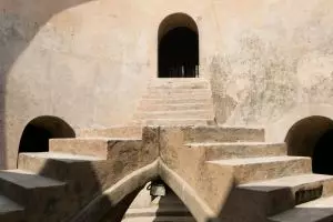 Bangunan sumur berusia 4 abad ini menyimpan sejarah Islam, apa saja?